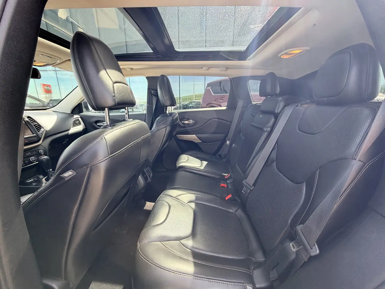 Jeep Cherokee снимка Jeep Cherokee