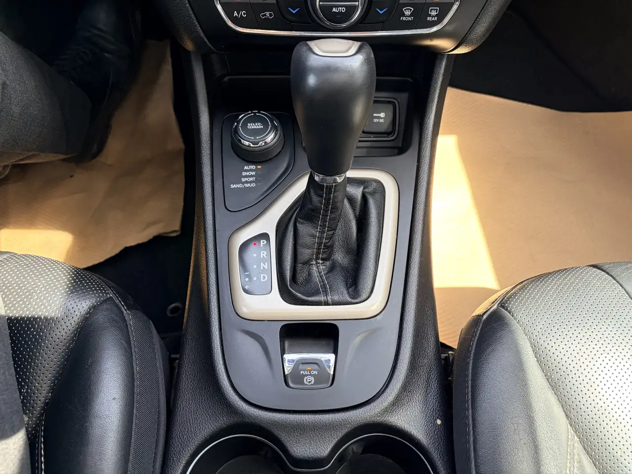 Jeep Cherokee снимка Jeep Cherokee