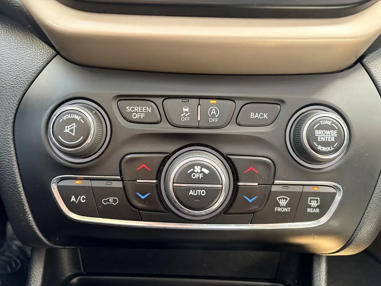 Jeep Cherokee снимка Jeep Cherokee