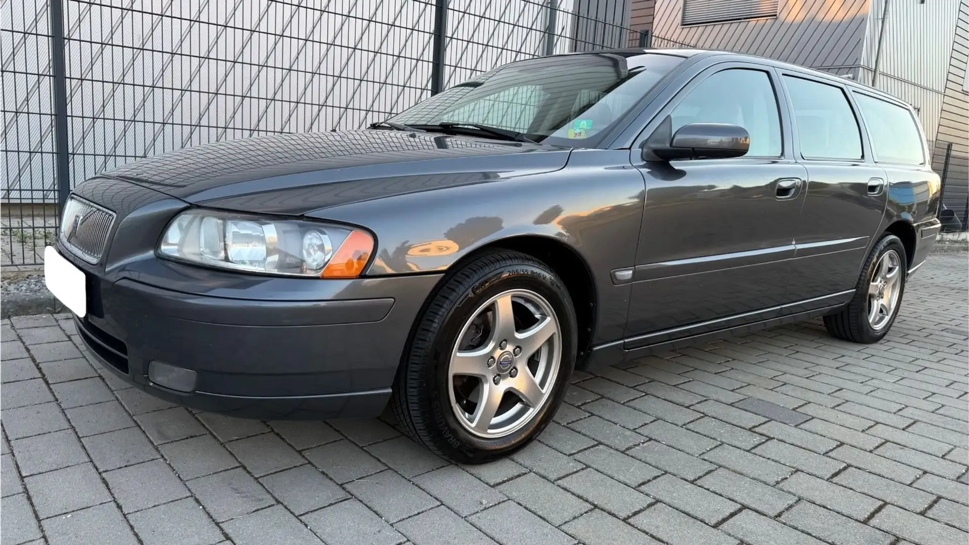 Volvo V70 Kombi 2.4 DIESEL AUTOMATIK TÜV,LEDER,KLIMA Gris - 1