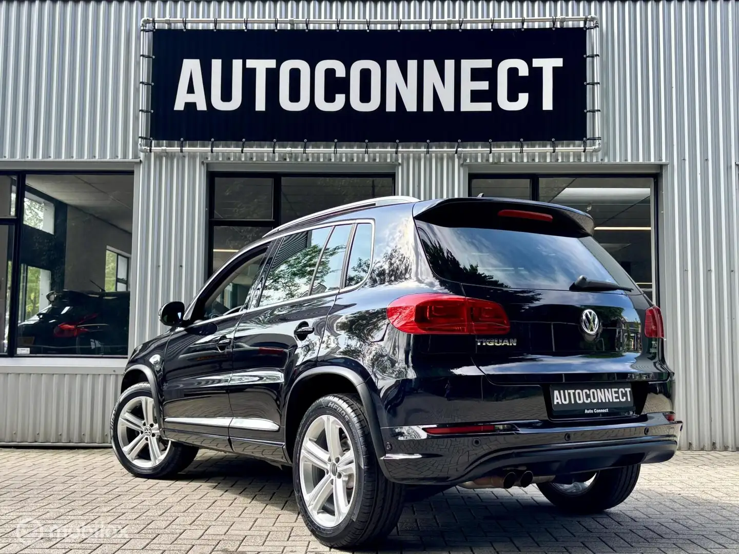 Volkswagen Tiguan 1.4 TSI R-Line. NAVI, CRUISE, PDC. Zwart - 2