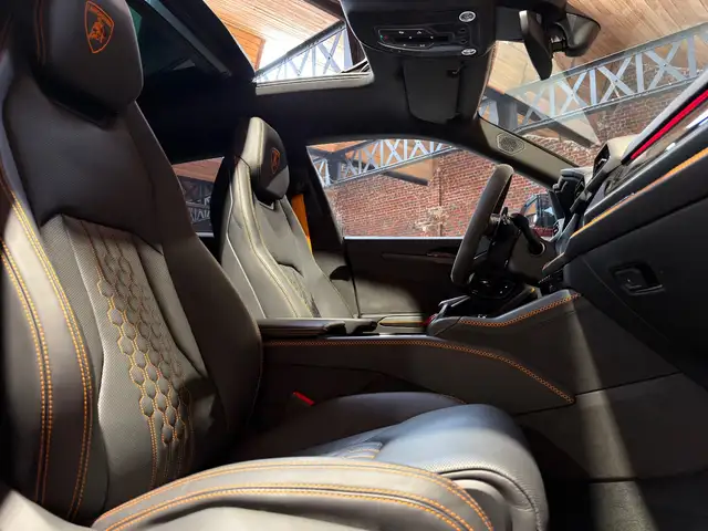 Lamborghini Urus view 8