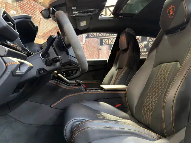 Lamborghini Urus view 7