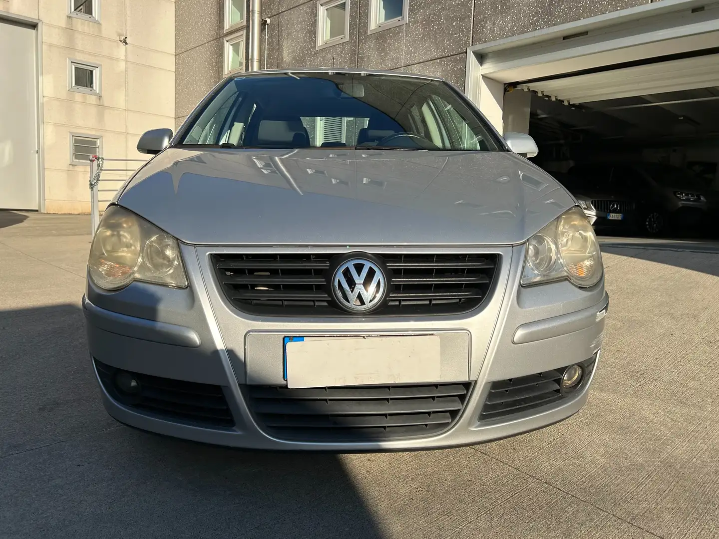 Volkswagen Polo 1.2 70cv 5p NEOPATENTATI!!!! Plateado - 2