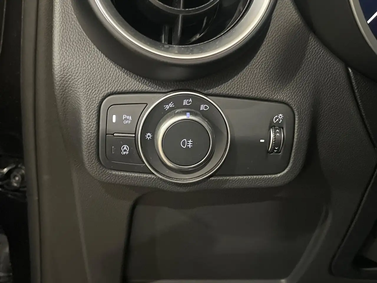 Alfa Romeo Stelvio 2024 — фото 15