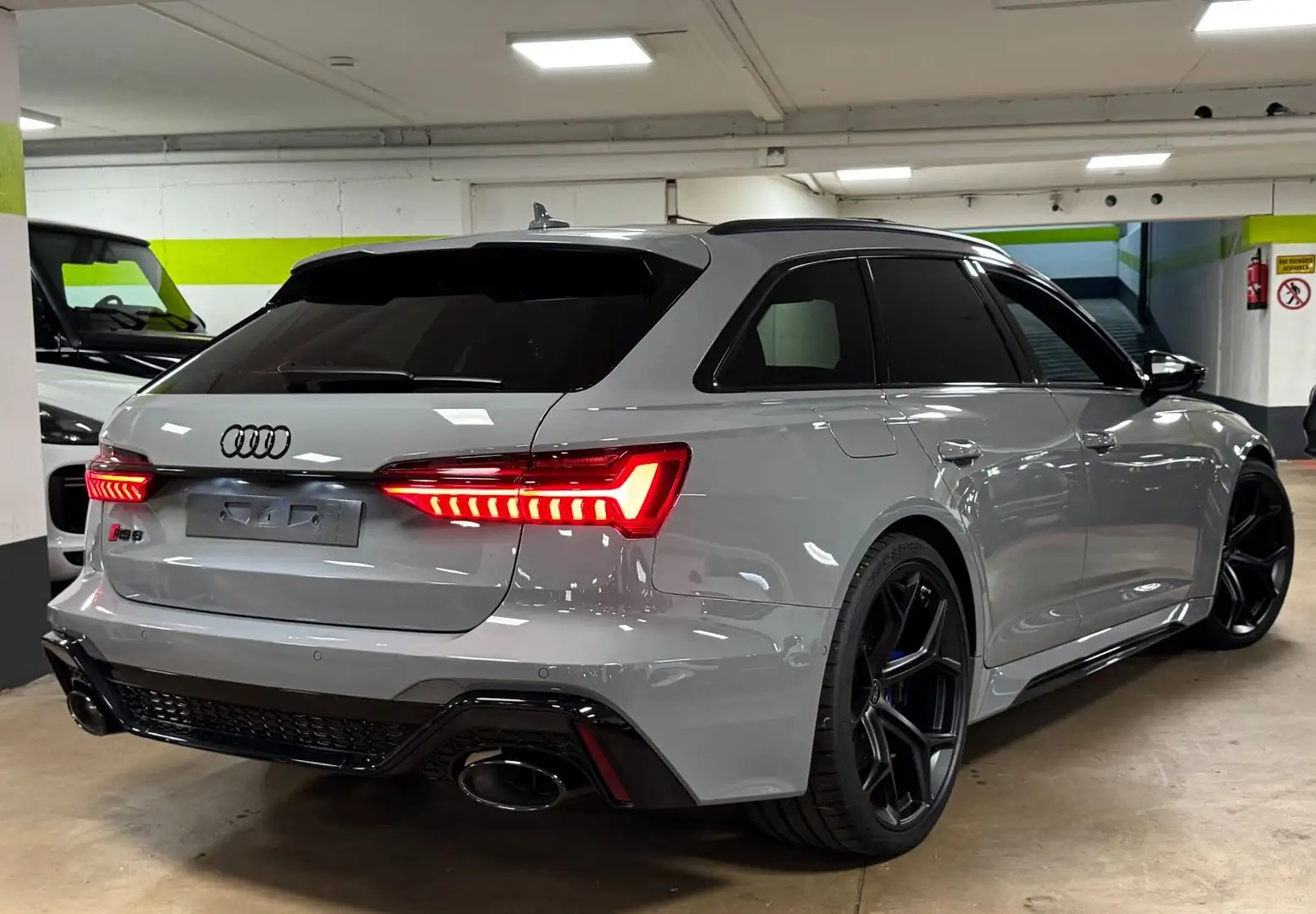 Audi RS6 PERFORMANCE CARBON CERAMIC B&O PANO 25 FULL! Grijs - 1