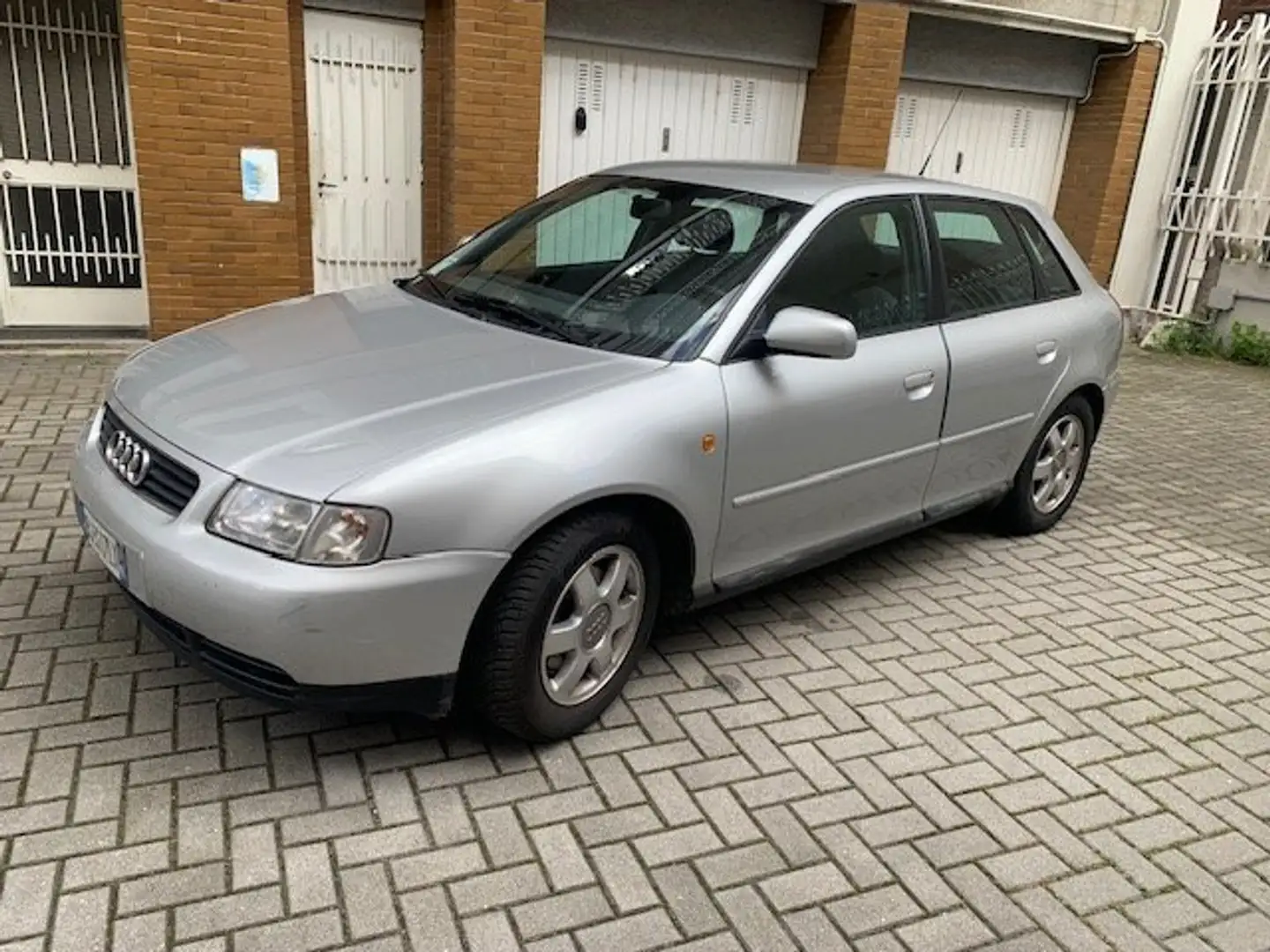 Audi A3 A3 5p 1.8 ambiente Silber - 1