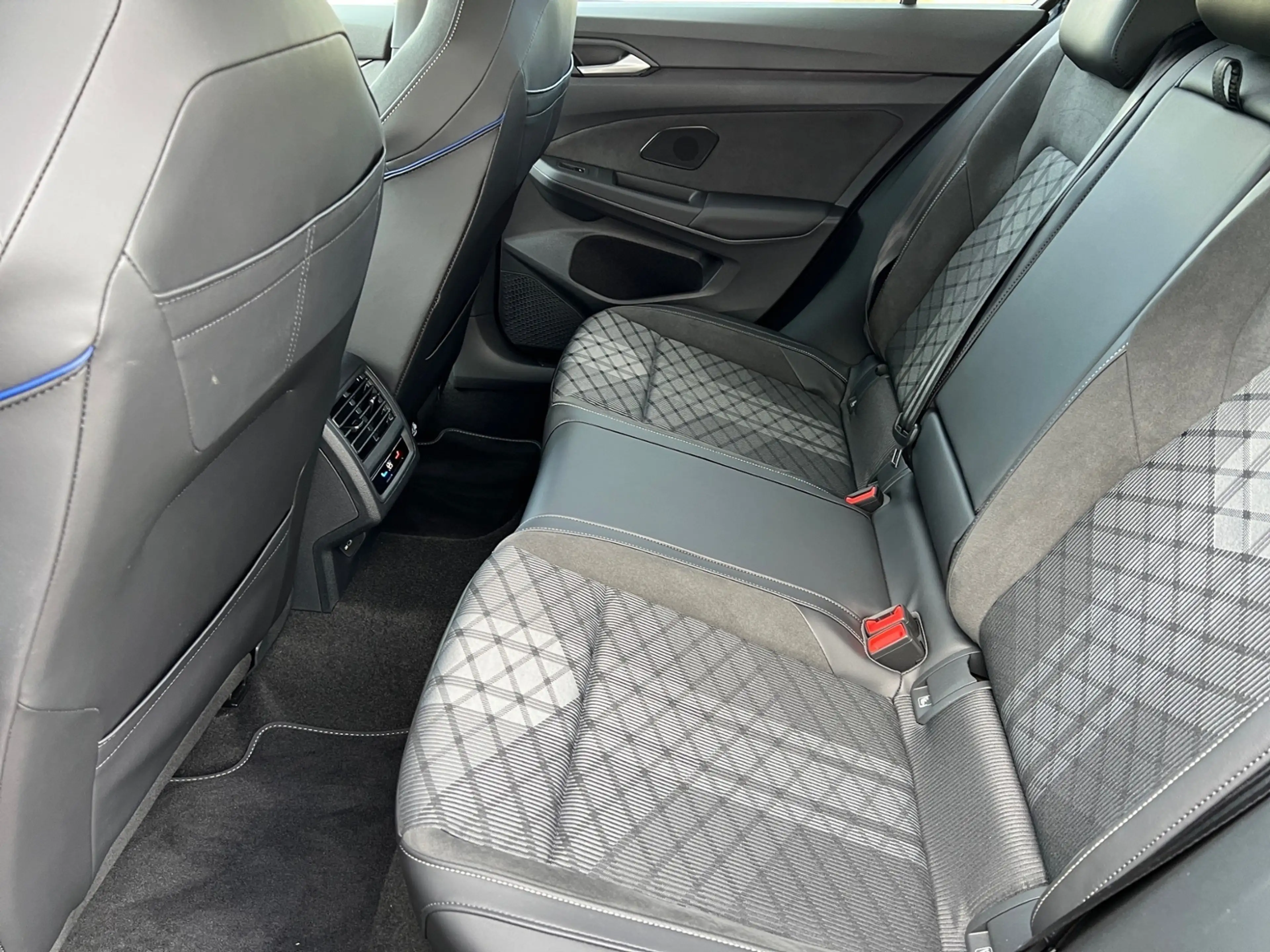 Volkswagen Golf R -Line 1.5 TSI Black Style Kamera Sound — photo 14