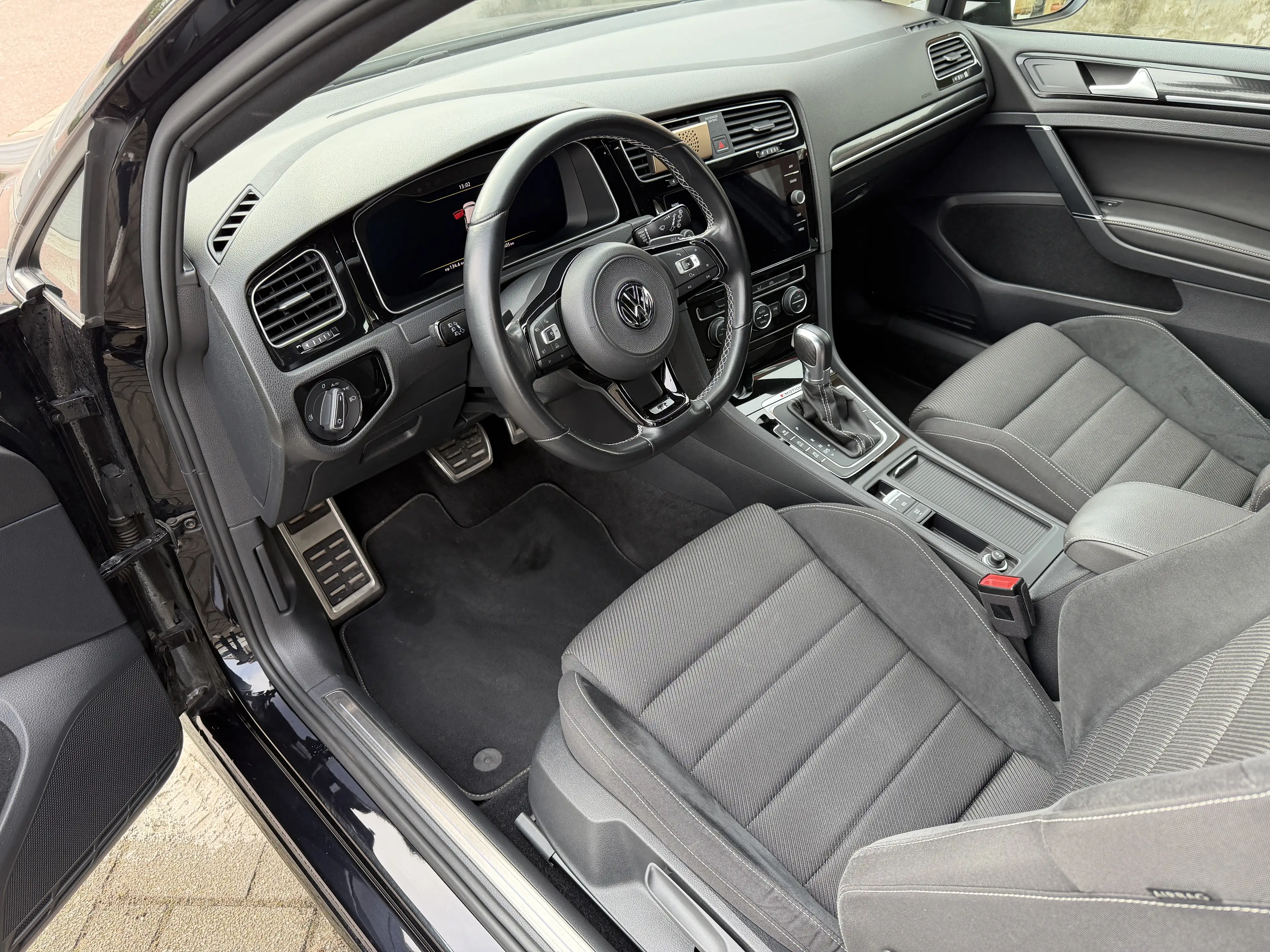 Volkswagen Golf R 7.5 Facelift — photo 6