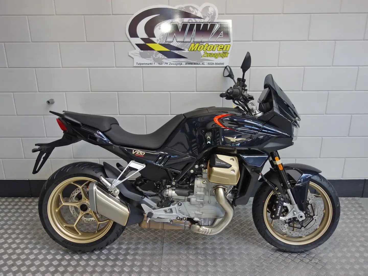 Moto Guzzi V 100 MANDELLO crna - 1