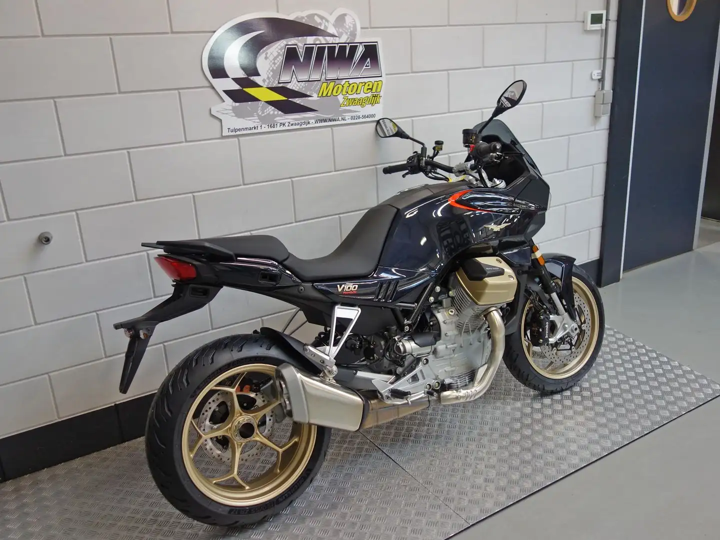 Moto Guzzi V 100 MANDELLO crna - 2