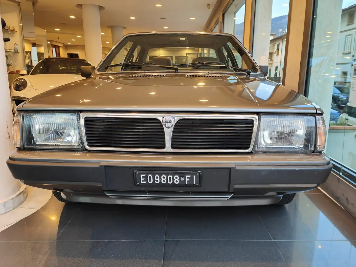 Lancia Prisma 1.6 Grau - 1