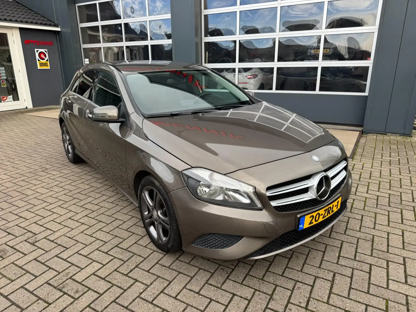 Mercedes-Benz A 200 Ambition Sport AMG Exclusive Grijs - 2