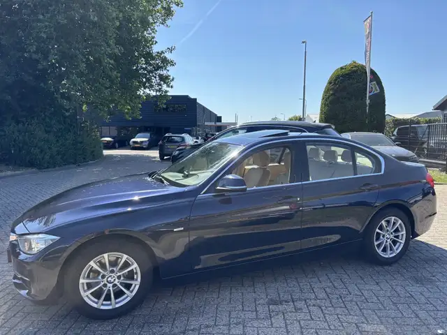 BMW 3 Series view 8