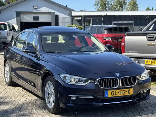 BMW 3 Series view 3