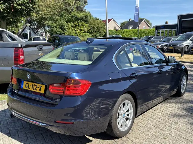 BMW 3 Series view 5