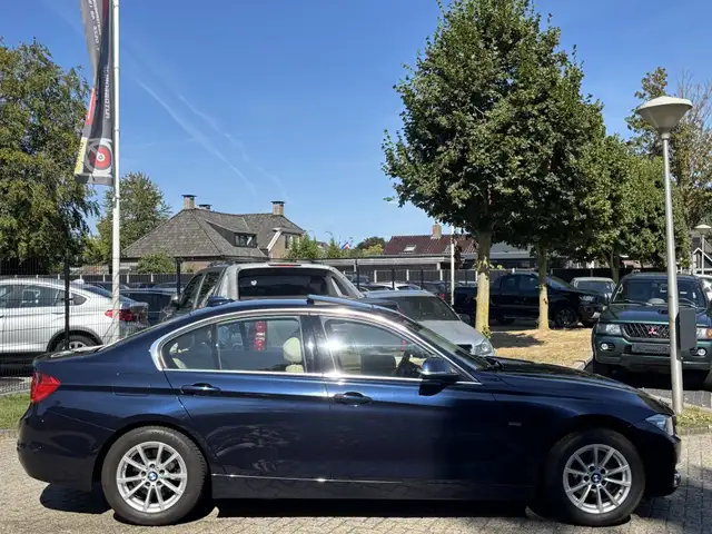 BMW 3 Series view 4