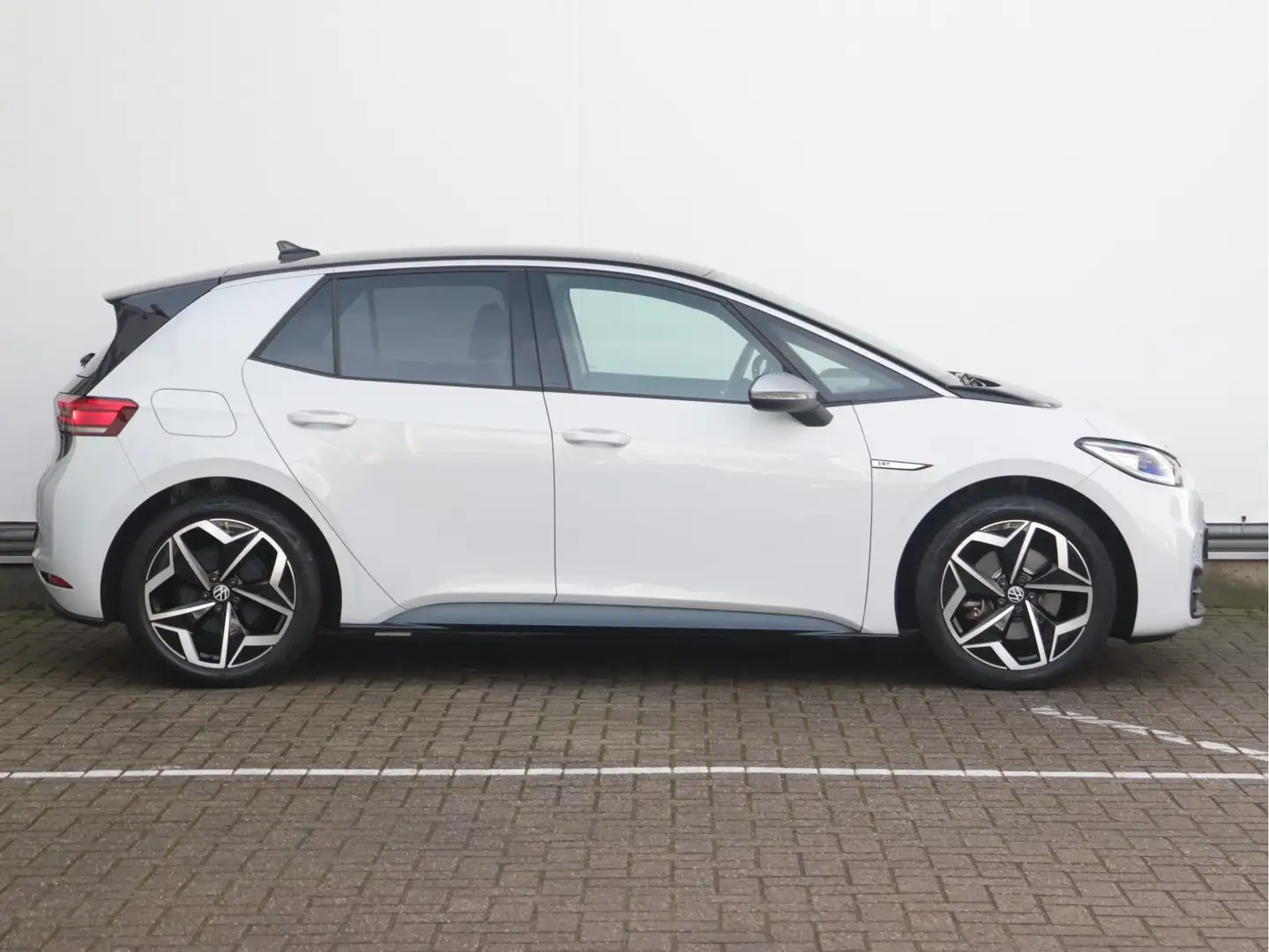 Volkswagen ID.3 First Plus 58 kWh 204pk | Steunhaak | Matrix LED | Blanc - 2