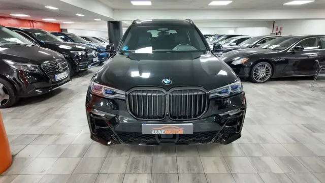 BMW X7 view 2
