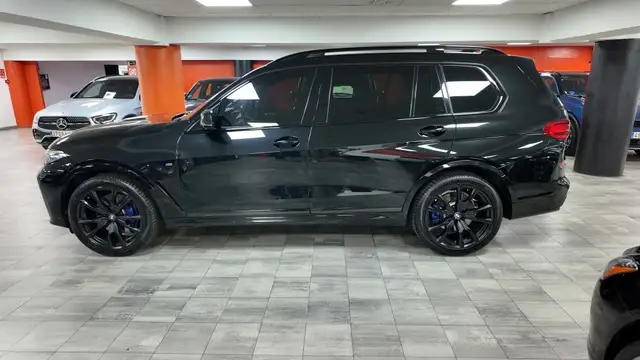 BMW X7 view 3