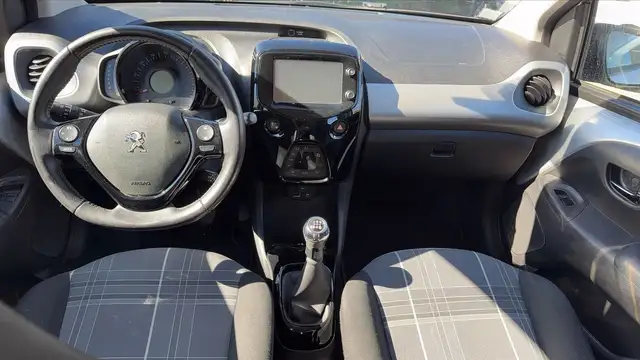 Peugeot 108 view 11