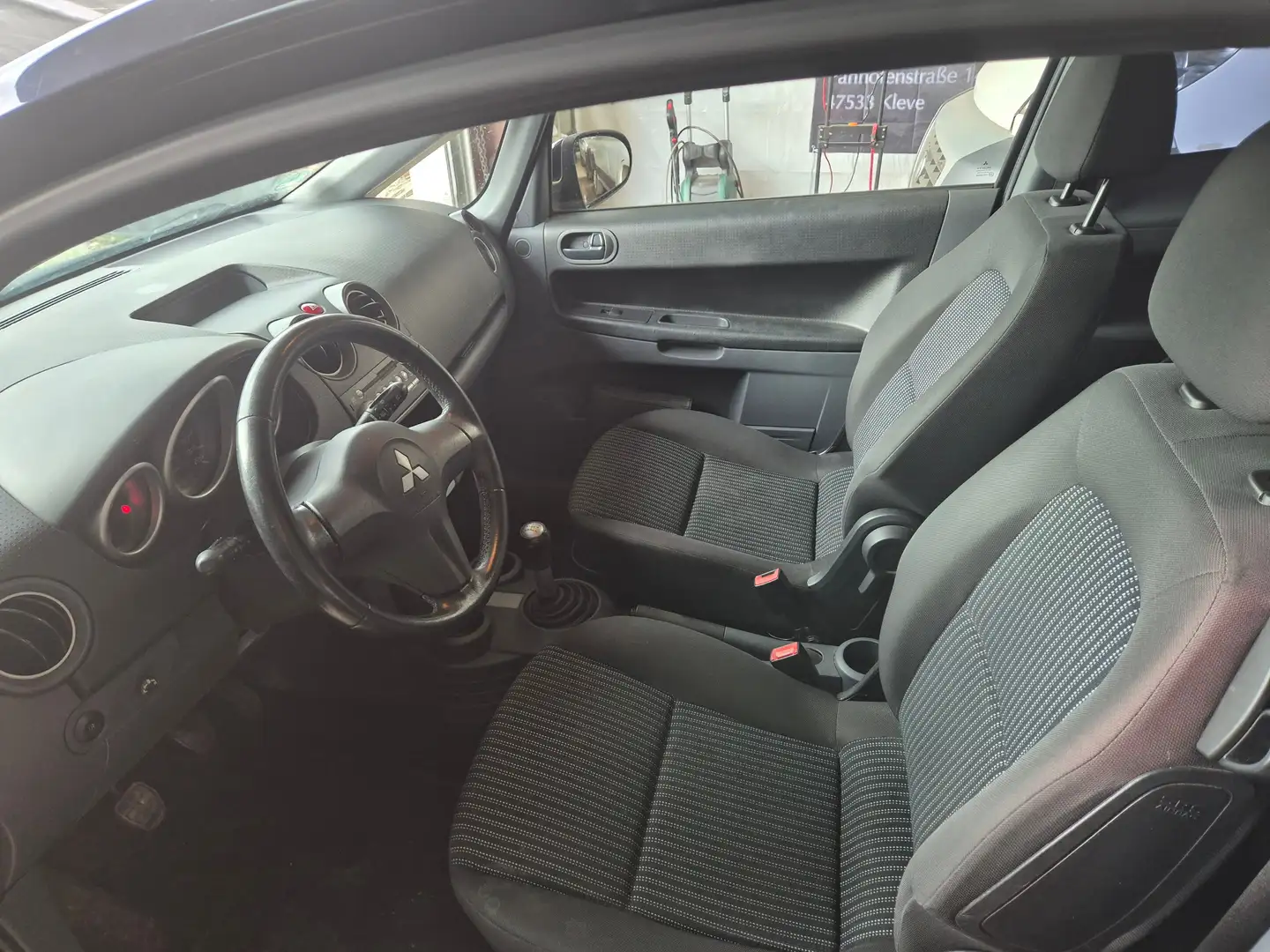 Mitsubishi Colt 1.3 Young Edition Negru - 2