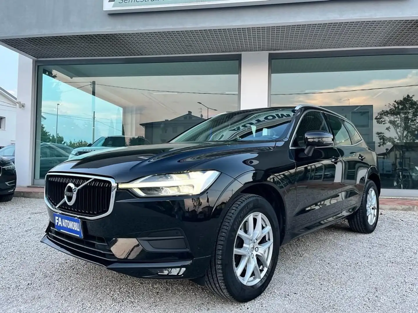 Volvo XC60 B4 (d) AWD Geartronic Momentum Pro Nero - 2