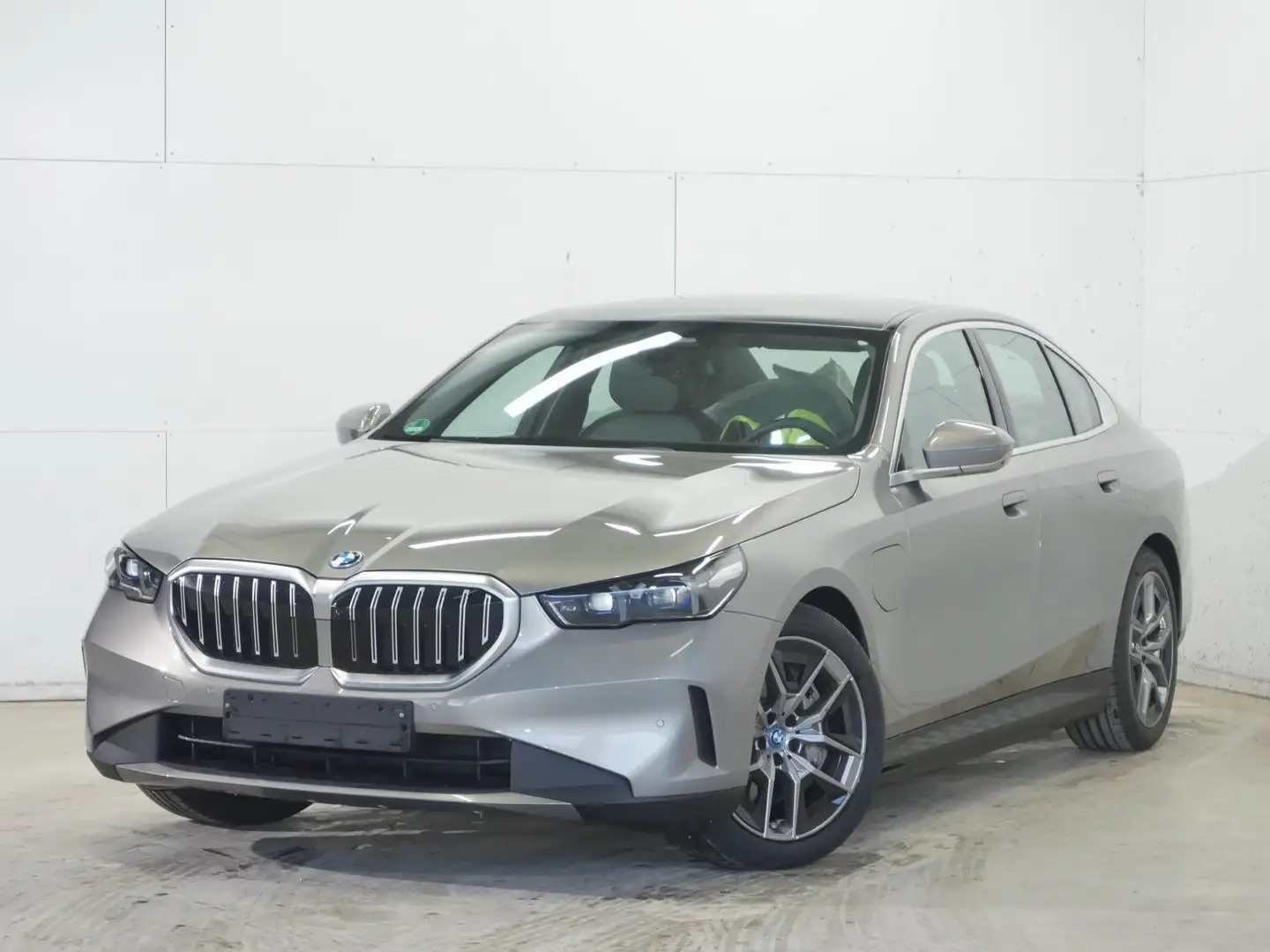 BMW 550 e xDrive Komfortsitze Panorama Klimaaut. Grau - 1
