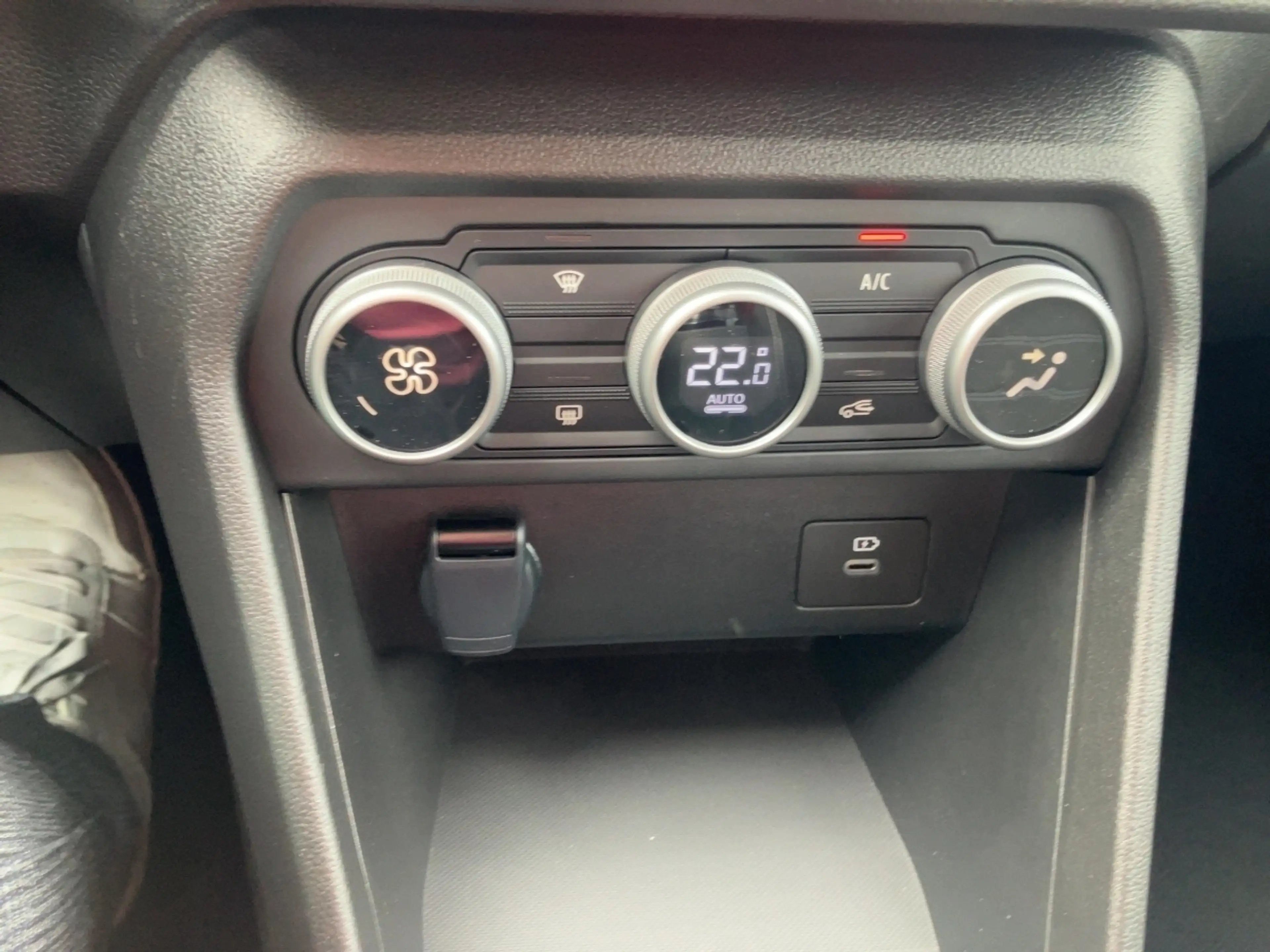 Dacia Jogger Expression TCe 110 — photo 13