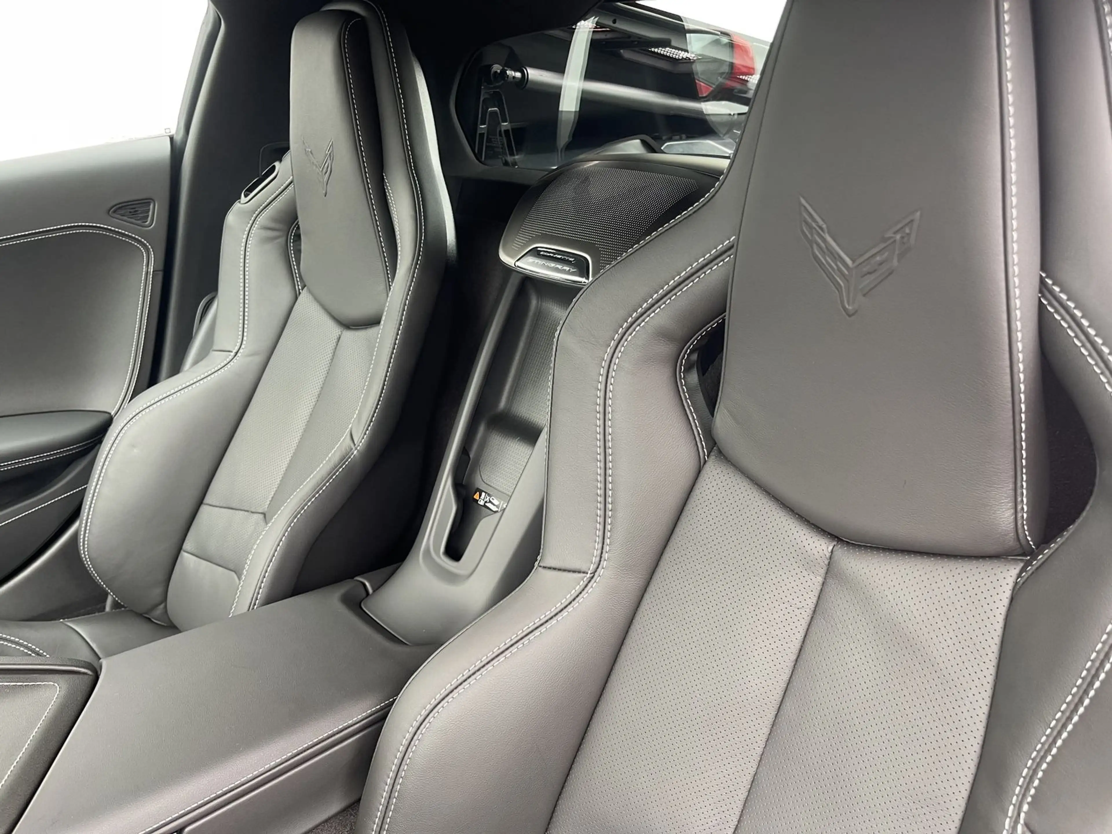 Corvette C8 Stingray Coupe 6,2 V8 2LT MY26 — photo 12