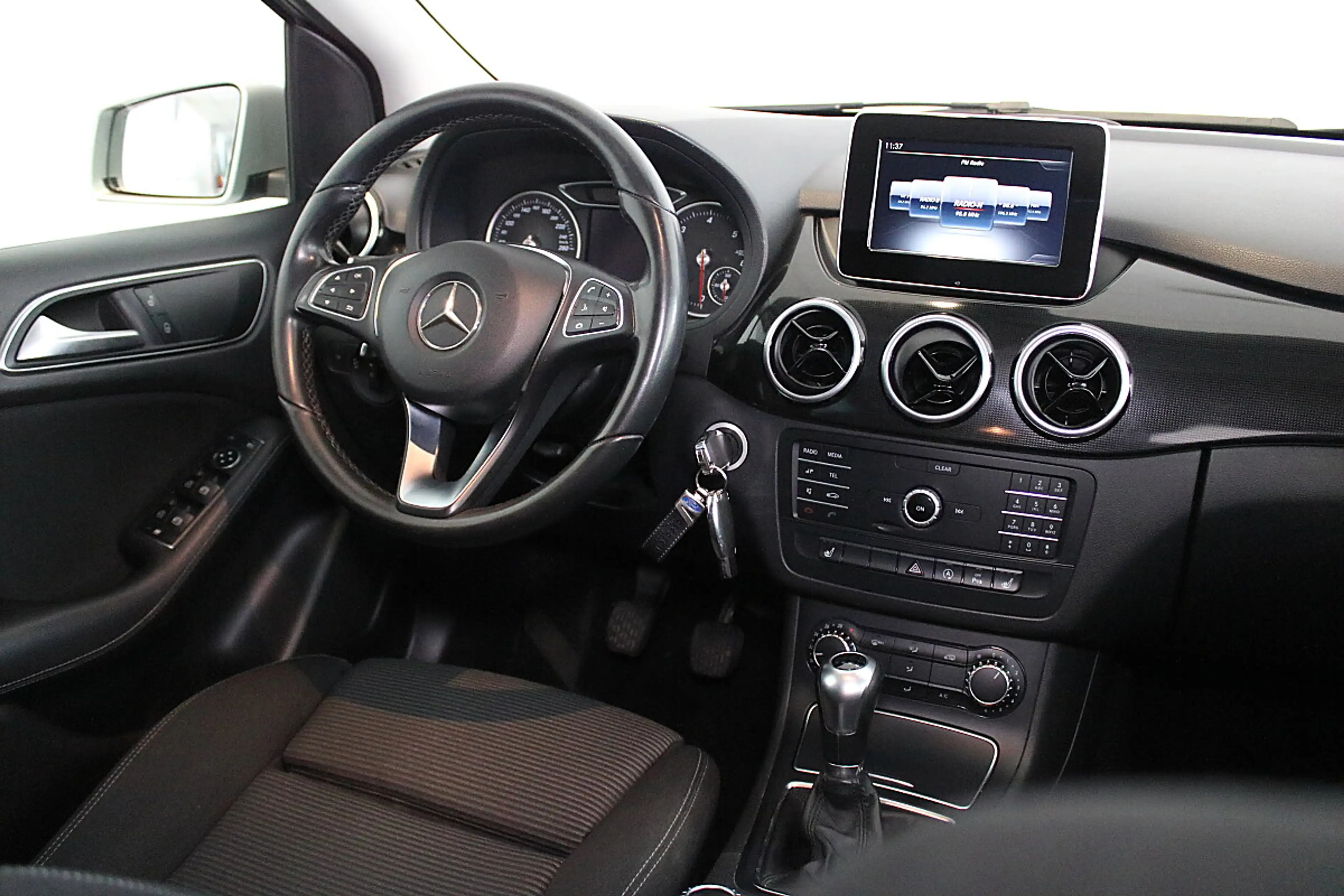 Mercedes-Benz B 160 d Elegance — photo 9