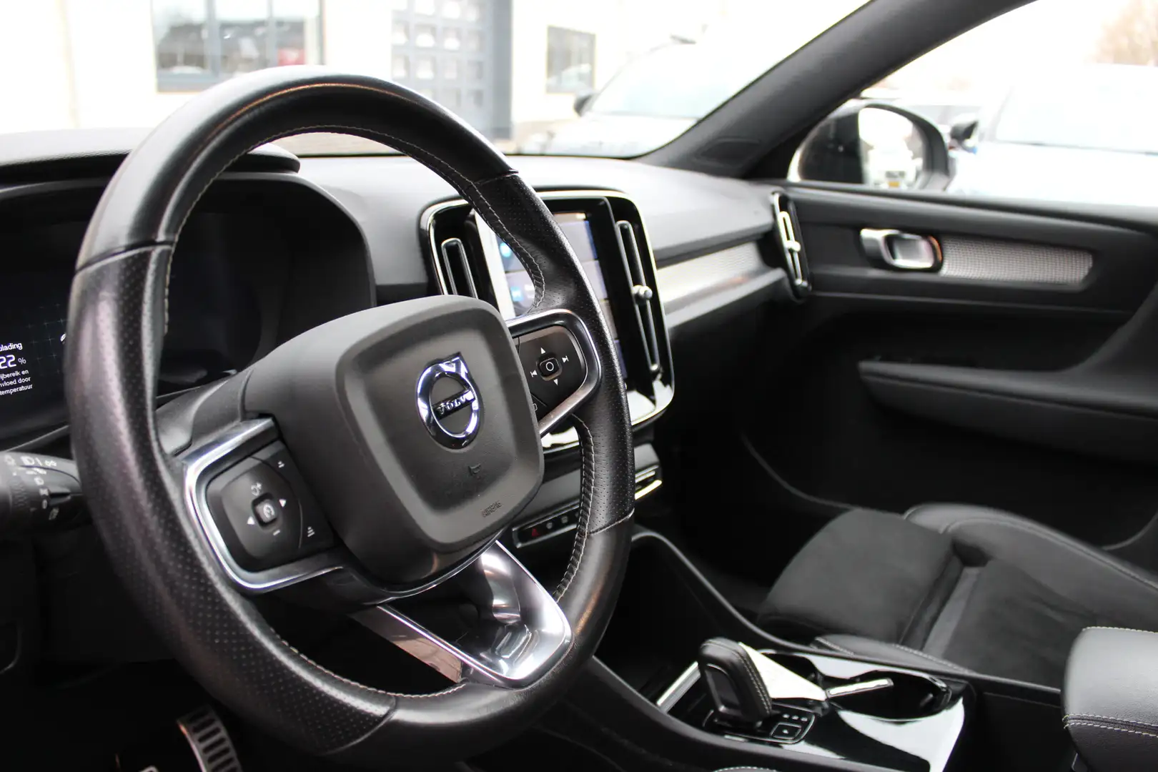 Volvo XC40 Recharge P8 AWD R-Design Černá - 2