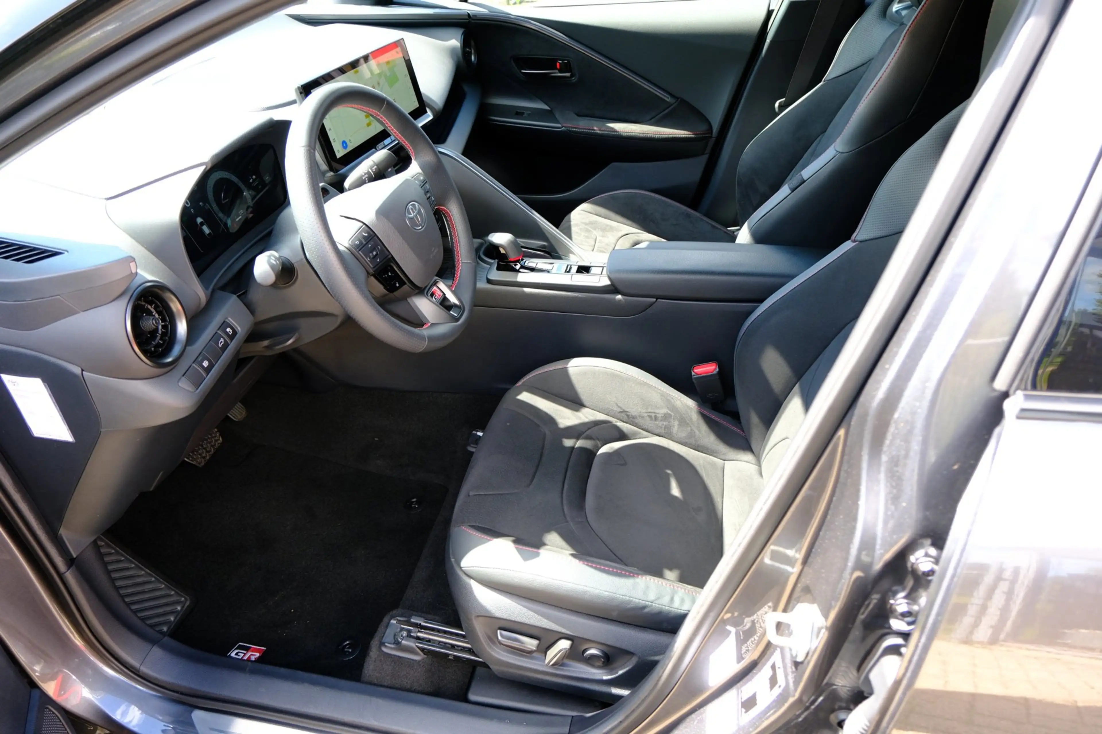 Toyota C-HR 2.0 Hybrid 200 GR SPORT Première Edition Aut. Navi — photo 2