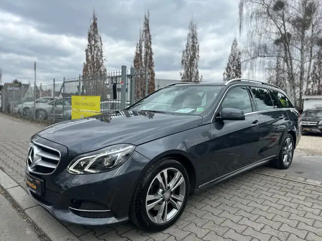 Mercedes-Benz E 250 1.BESITZ,DB SCHECKHEFT,AUTOMATIK,PANORAMA,LED,TOP!