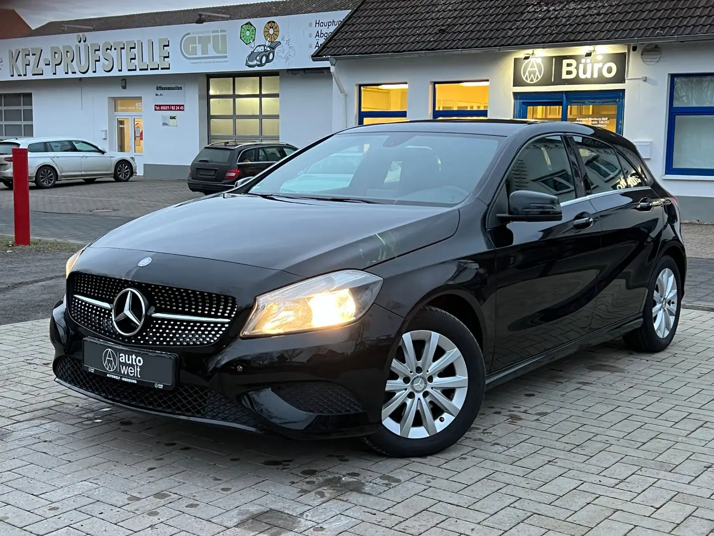 Mercedes-Benz A 180 +TÜV neu+Service neu+Leder+Navi+Scheckheft Schwarz - 1