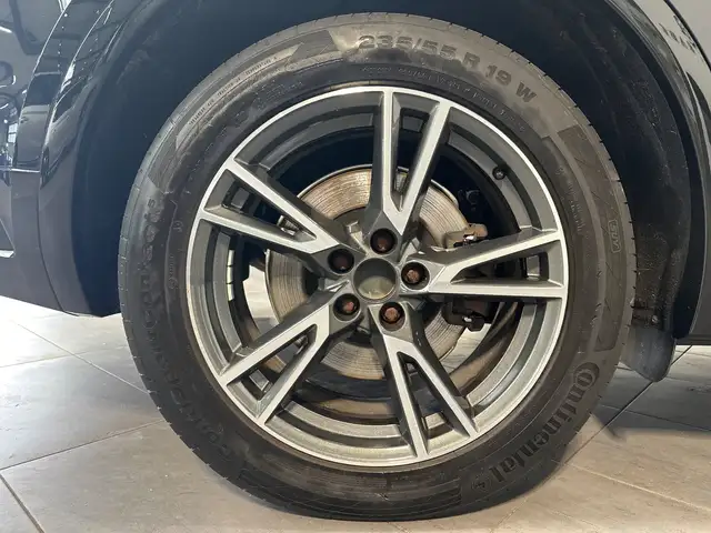 Audi Q5 view 3