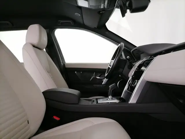 Land Rover Discovery Sport view 3