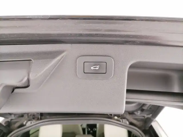 Land Rover Discovery Sport view 12