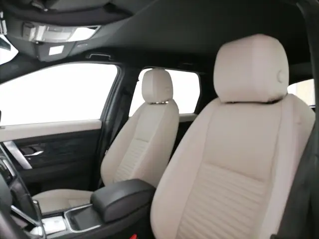 Land Rover Discovery Sport view 14