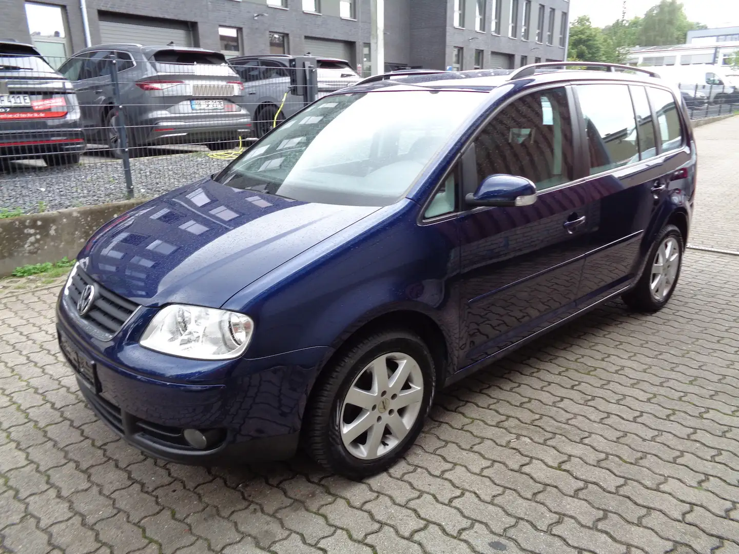 Volkswagen Touran 1.6 Trendline, PDC, Ganzjahresreifen, Alu Blau - 2