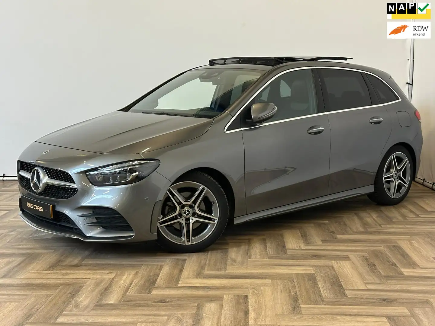 Mercedes-Benz B 200 Business Solution AMG|NAP|PANO|DEALER ONDERHOUDEN Grijs - 1