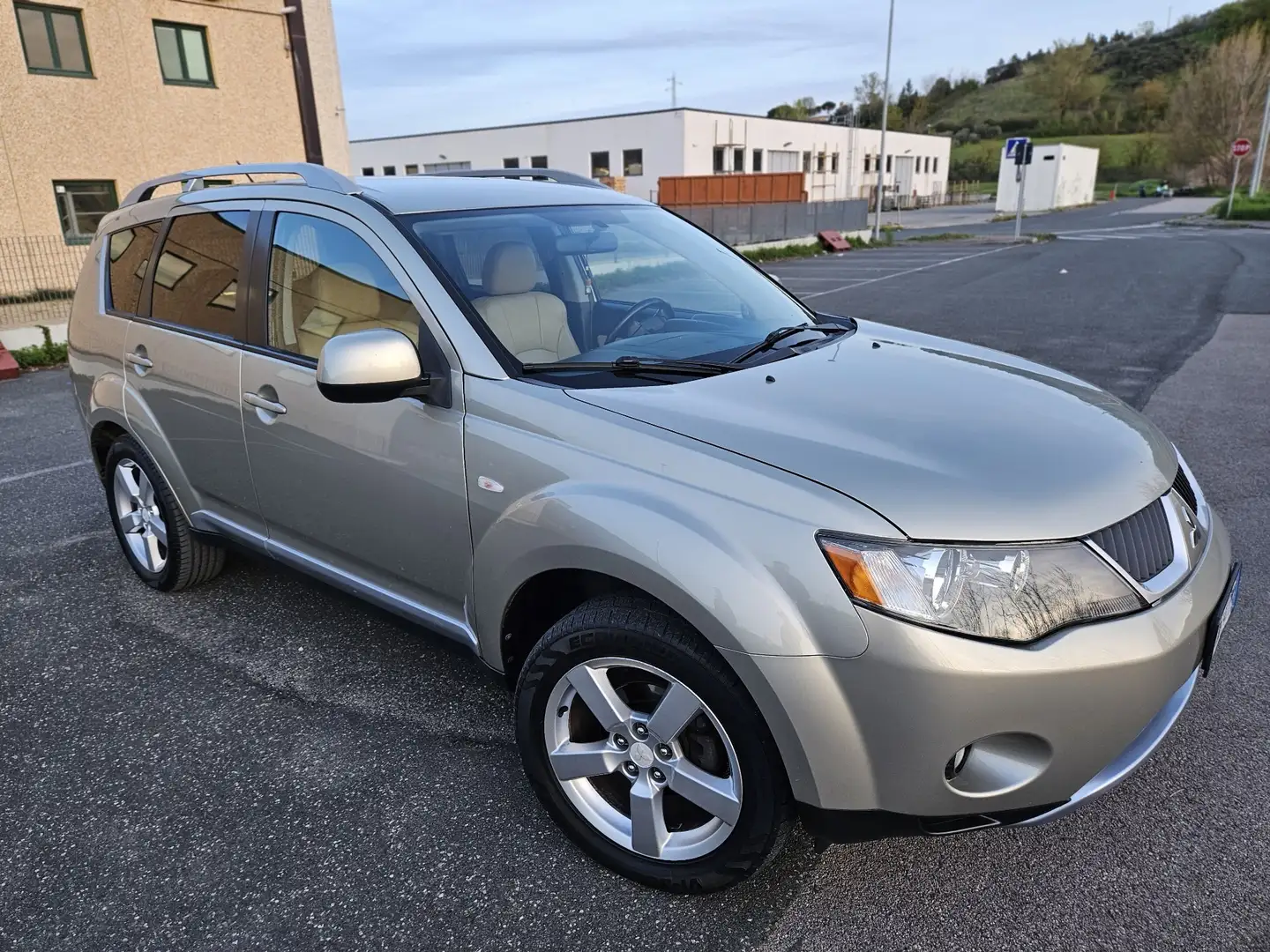 Mitsubishi Outlander 2.0 DI-D 4WD Instyle Bronzo - 1