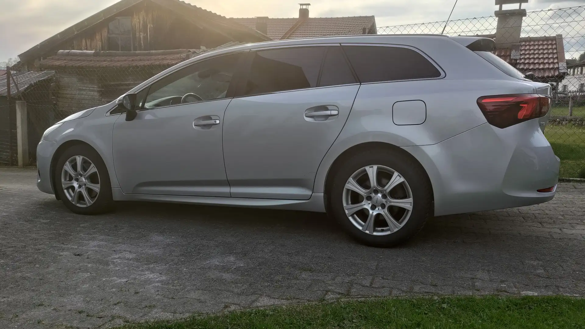 Toyota Avensis Combi Diesel Touring Sports 2.0 D-4D Execu Silber - 2