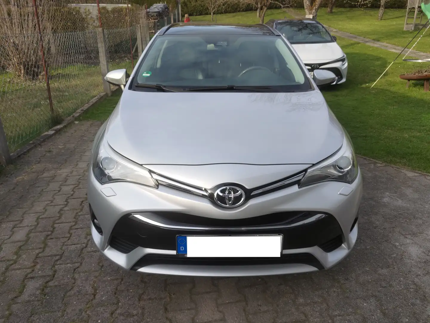 Toyota Avensis Combi Diesel Touring Sports 2.0 D-4D Execu Silber - 1