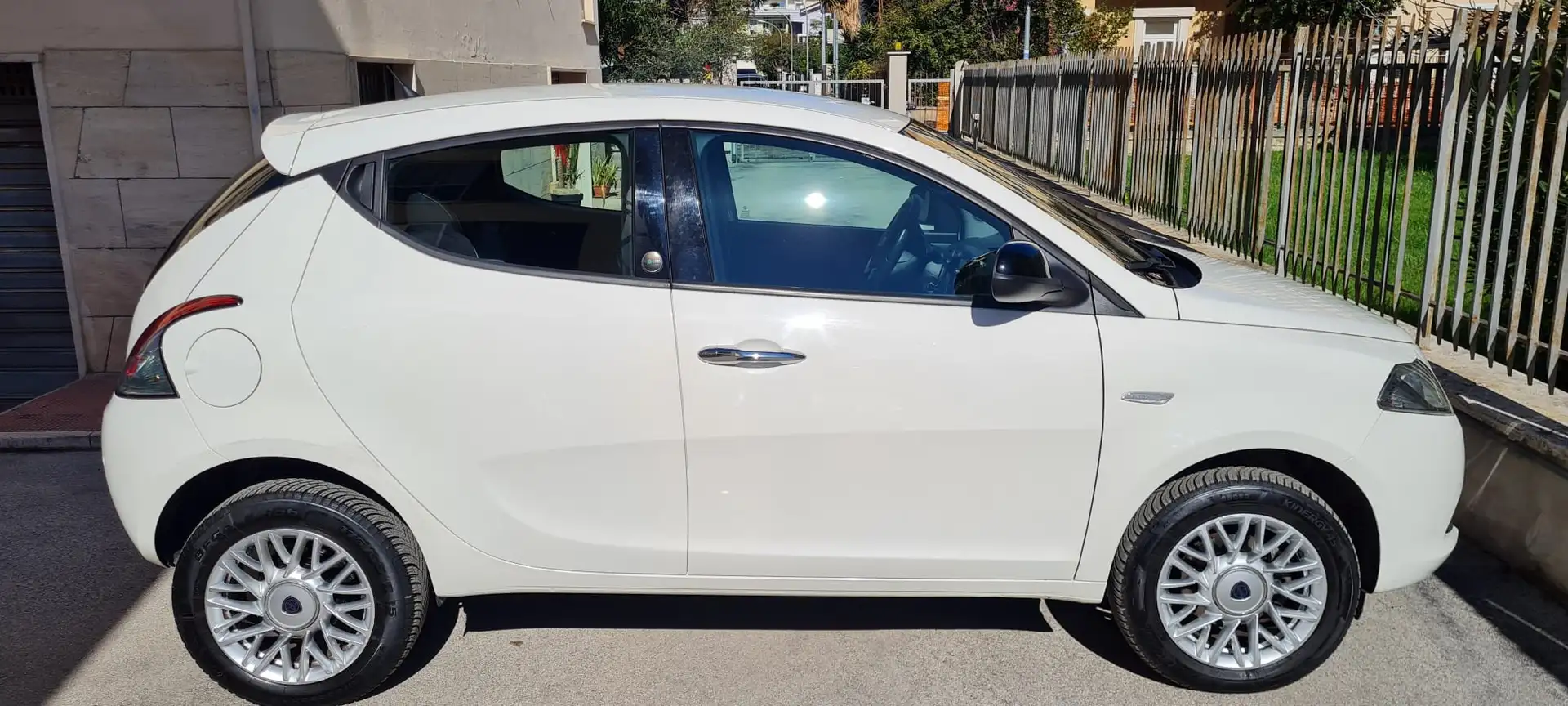 Lancia Ypsilon Ypsilon 0.9 t.air Gold ecochic metano 80cv Bianco - 1