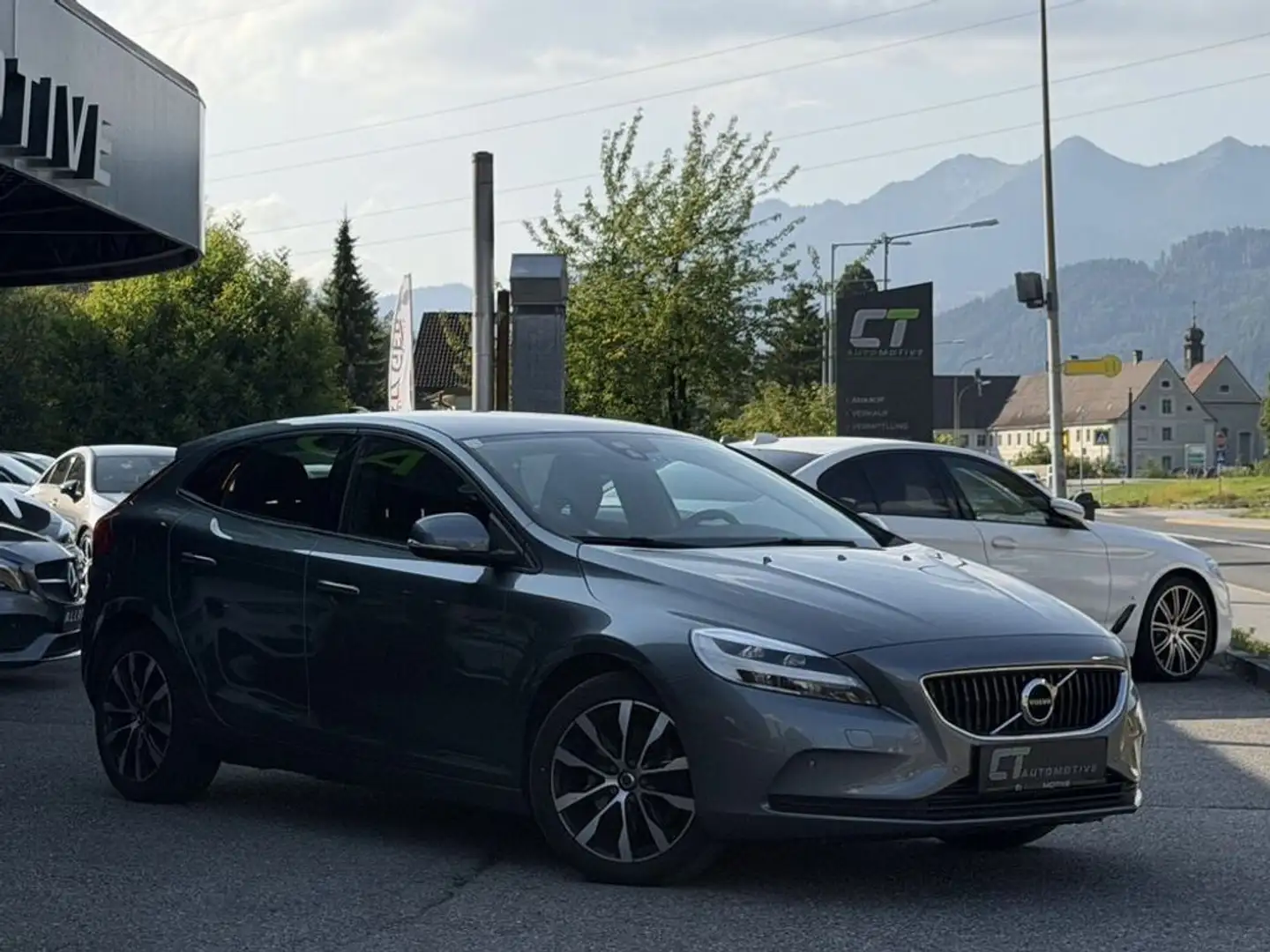 Volvo V40 T2 Edition Grau - 1