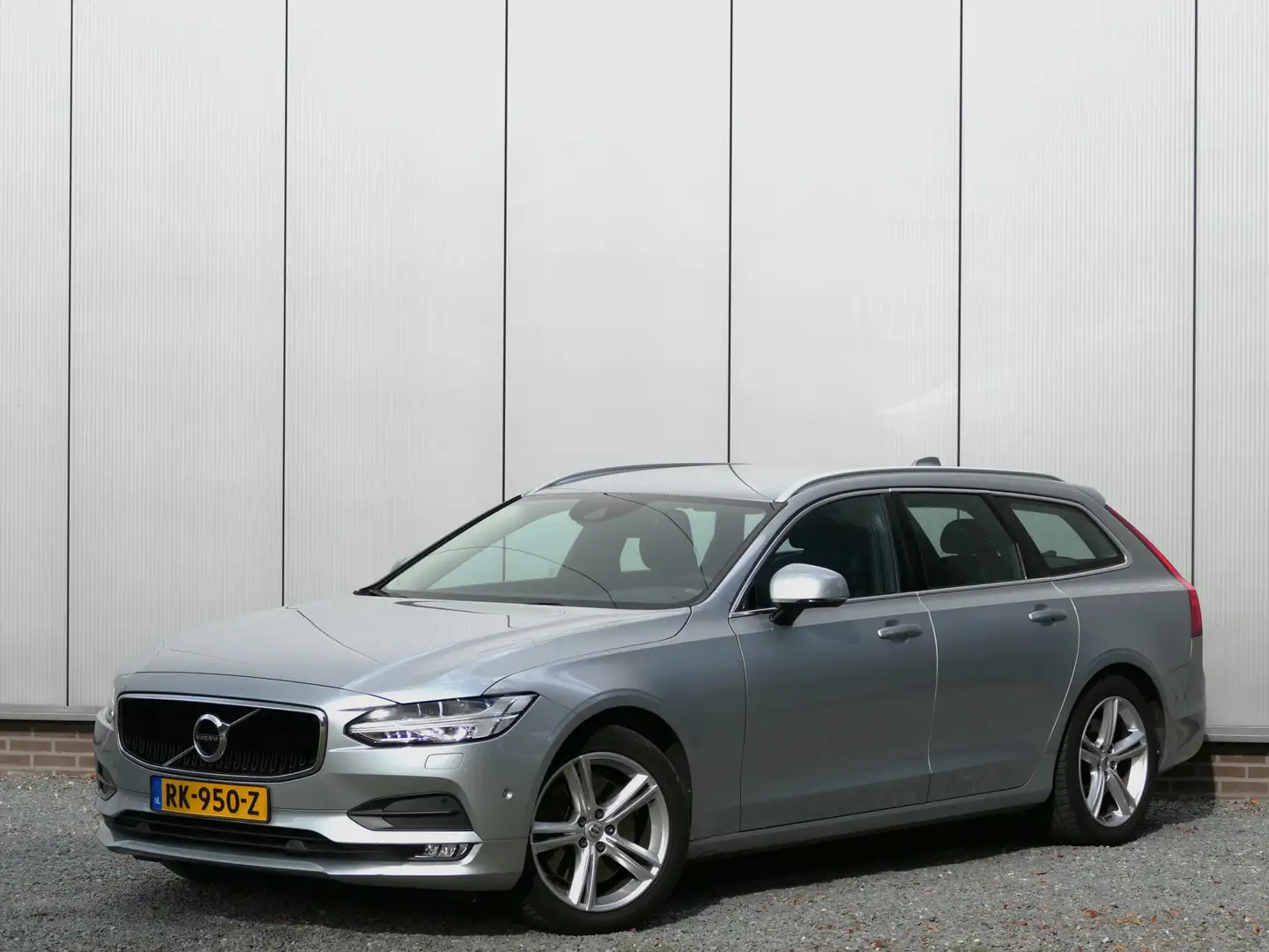 Volvo V90 T5 AUT 12 MND garantie Momentum Leer / Stuur verwa Grijs - 1