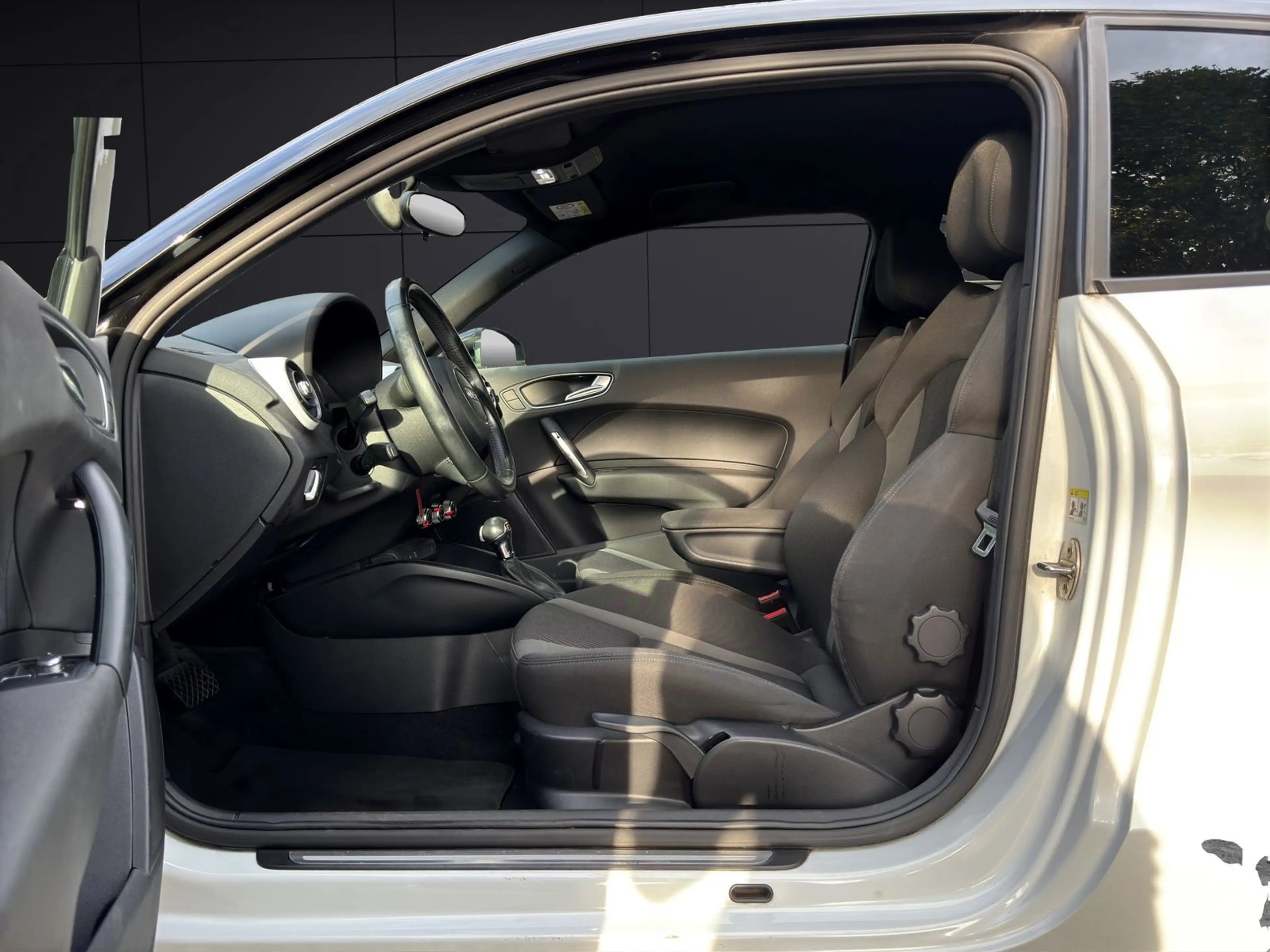 Audi A1 1.6 TDI design DSG/Xenon+/Navi/Tempomat — photo 10