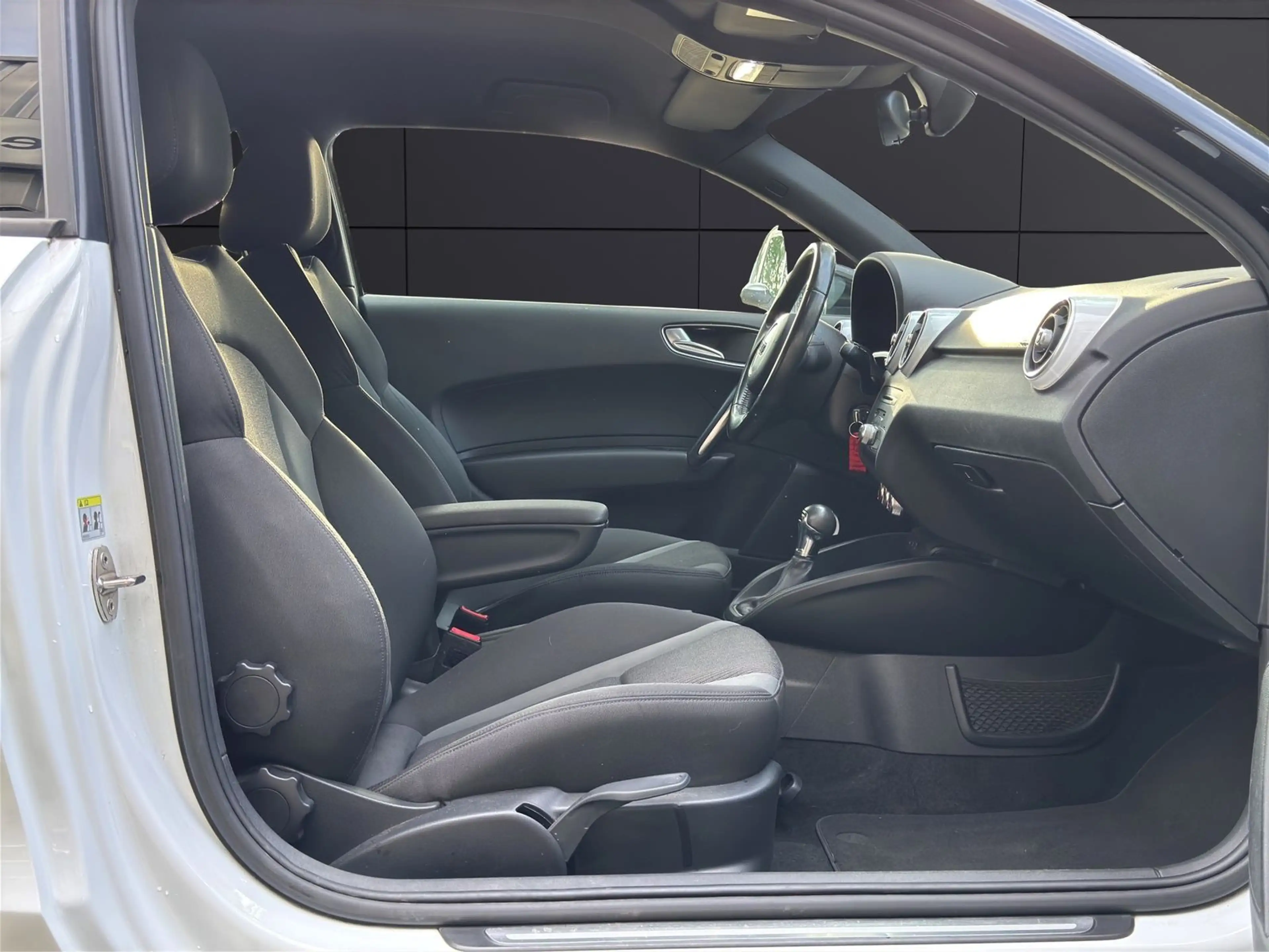 Audi A1 1.6 TDI design DSG/Xenon+/Navi/Tempomat — photo 12