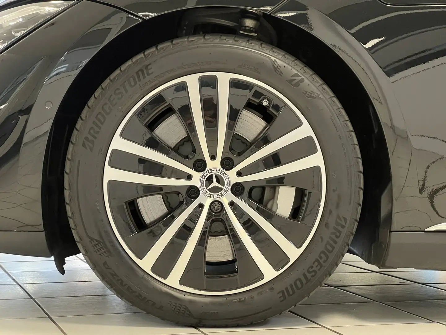 Mercedes-Benz EQE 300 Electric Art Advanced Winter+ServiceCare Schwarz - 2